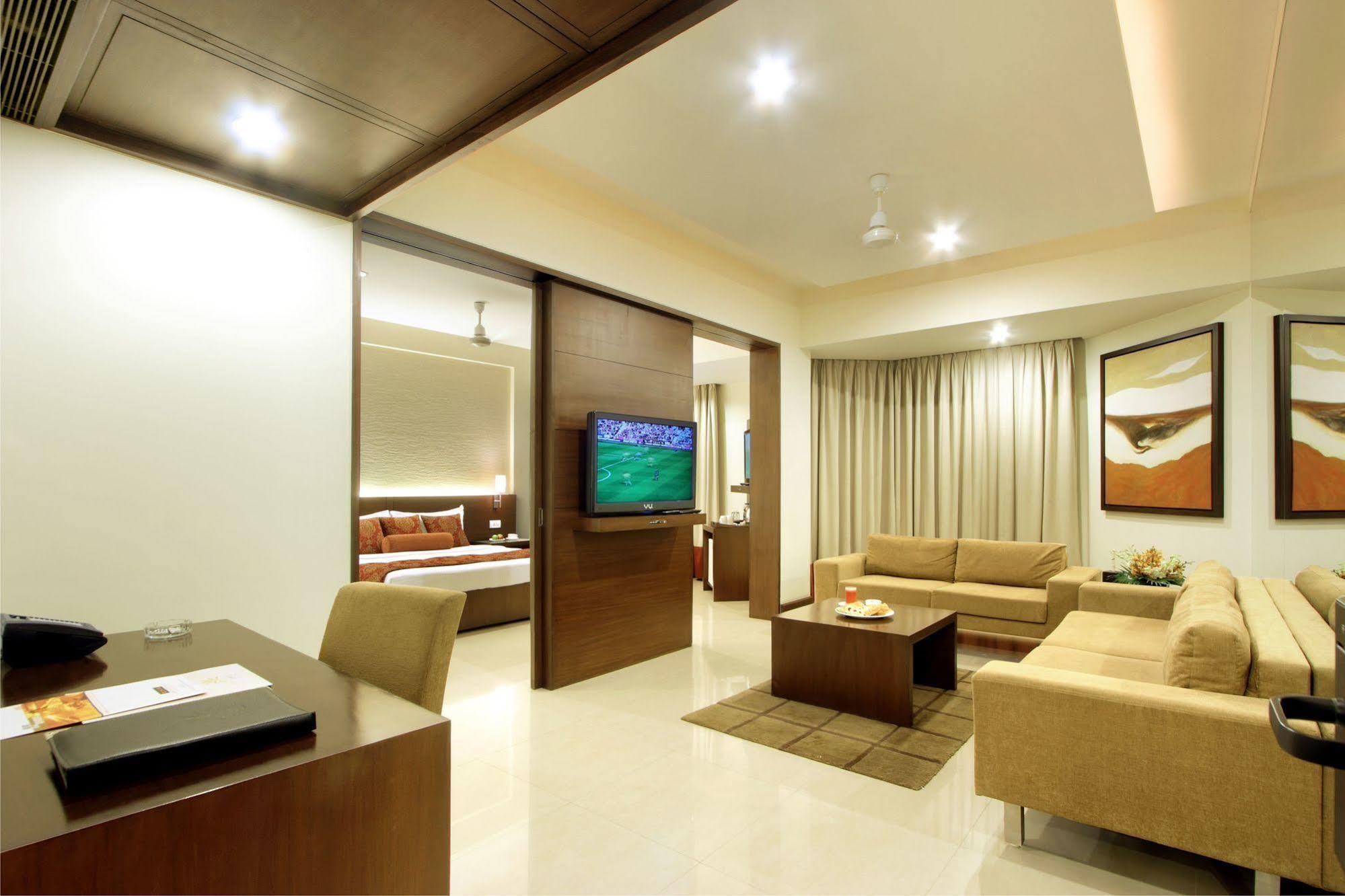 Hotel Express Towers Vadodara Exterior photo