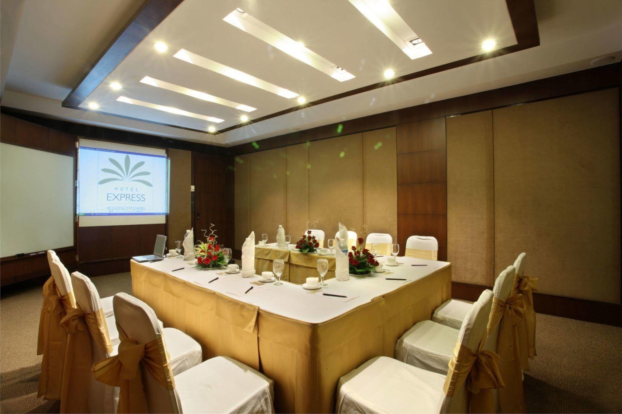Hotel Express Towers Vadodara Exterior photo